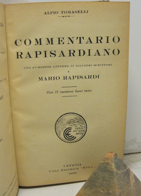Commentario rapisardiano con numerose lettere di illustri scrittori a Mario Rapisardi.  Con 15 incisioni fuori testo.